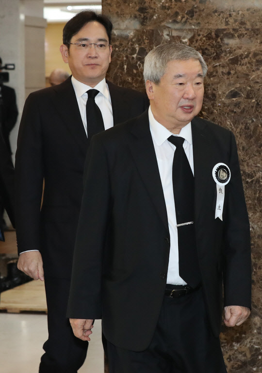 이재용 삼성전자 부회장(왼쪽)이 15일 서울의 한 병원 장례식장에 마련된 구자경 LG그룹 명예회장 빈소를 찾아 조문을 마친 뒤 나서고 있다. 오른쪽은 상주인 구본능 희성그룹 회장.   연합뉴스